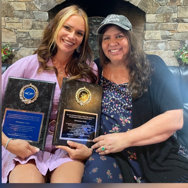 Vianna Stibal y Jhohanna en su graduación de Master Science de thetahealing